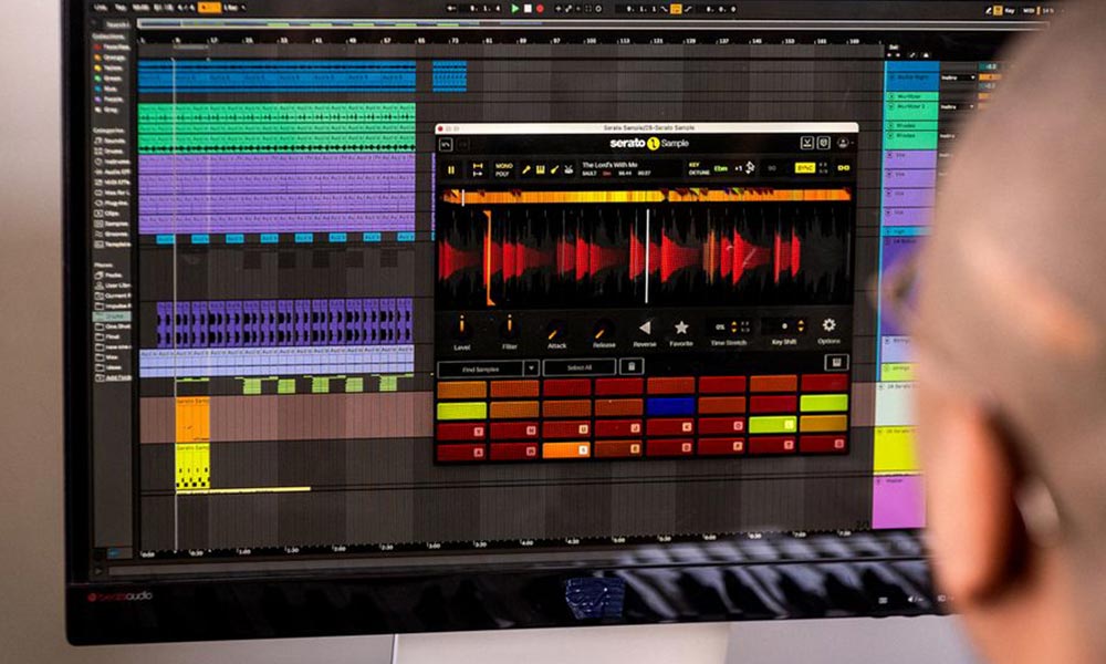 Beatmaker editando un sample dentro del DAW para transformarlo creativamente en un nuevo beat