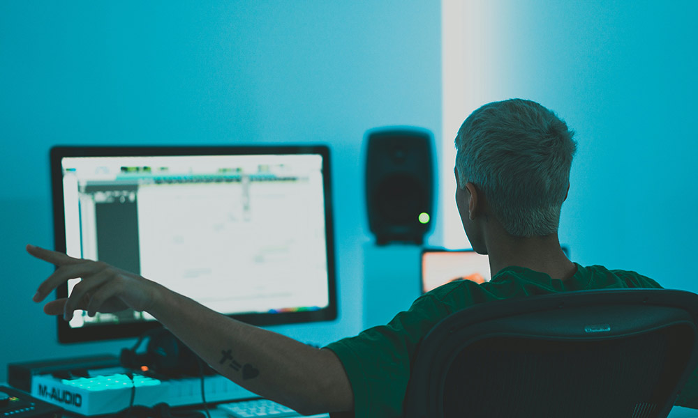 Productor musical gestionando su catálogo de beats en plataformas online con una estrategia de venta clara