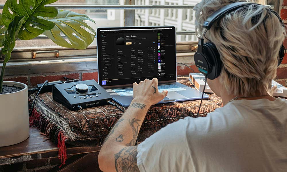 Productor musical explorando plataformas alternativas a Beatstars para vender beats en 2025