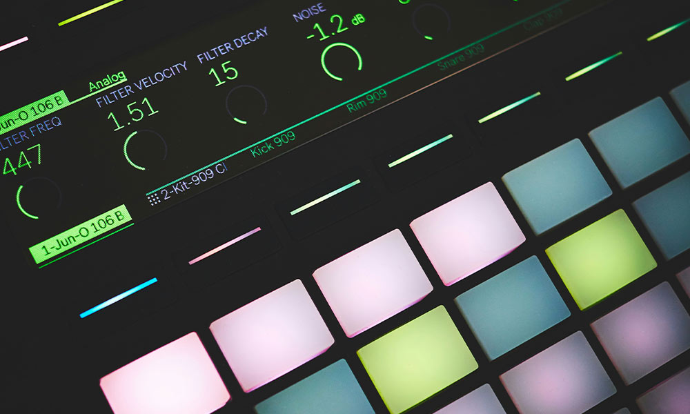 Beatmaker utilizando un flujo de trabajo eficiente en Ableton Live con efectos, clips y automatizaciones